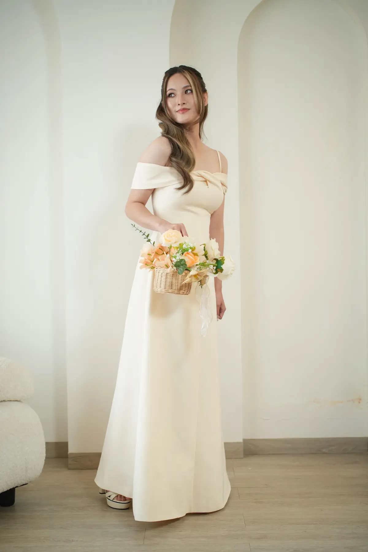 Sewa dress tunangan Tangerang size S - gaun lamaran ivory lace elegan feminin